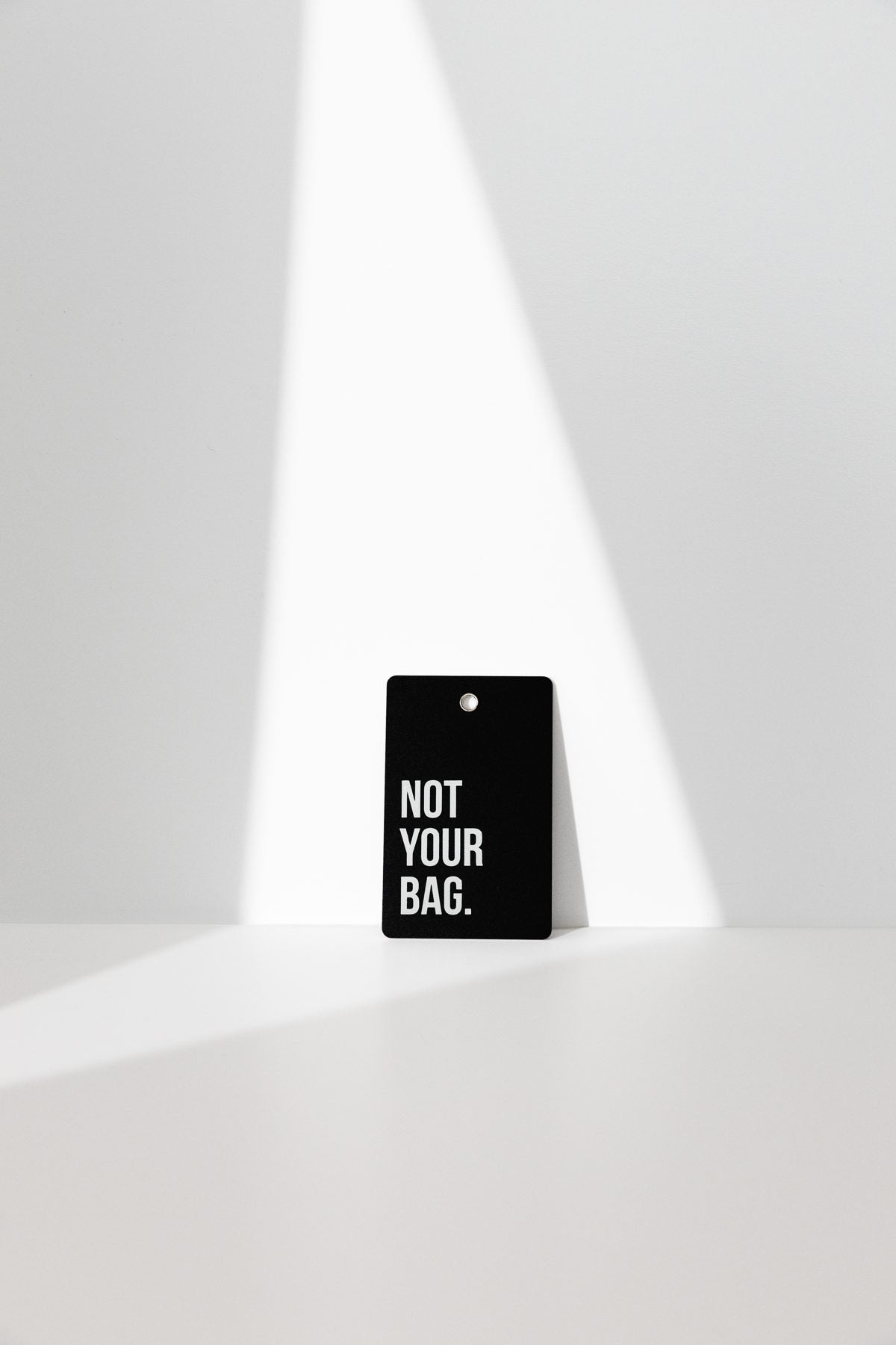 EVERTAG Kofferanhänger NOT YOUR BAG im Studiolicht